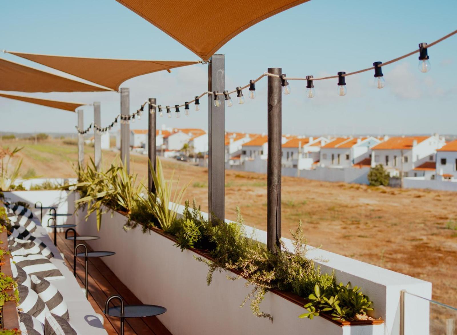 The Salty Pelican Yoga & Surf Retreat Peniche Exterior foto